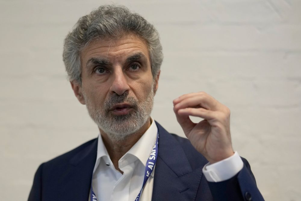 Yoshua Bengio på en konferanse om KI og sikkerhet i Bletchley Park i England i 2023. Bengio blir ofte omtalt som en av tre «gudfedre» bak utviklingen av kunstig intelligens.