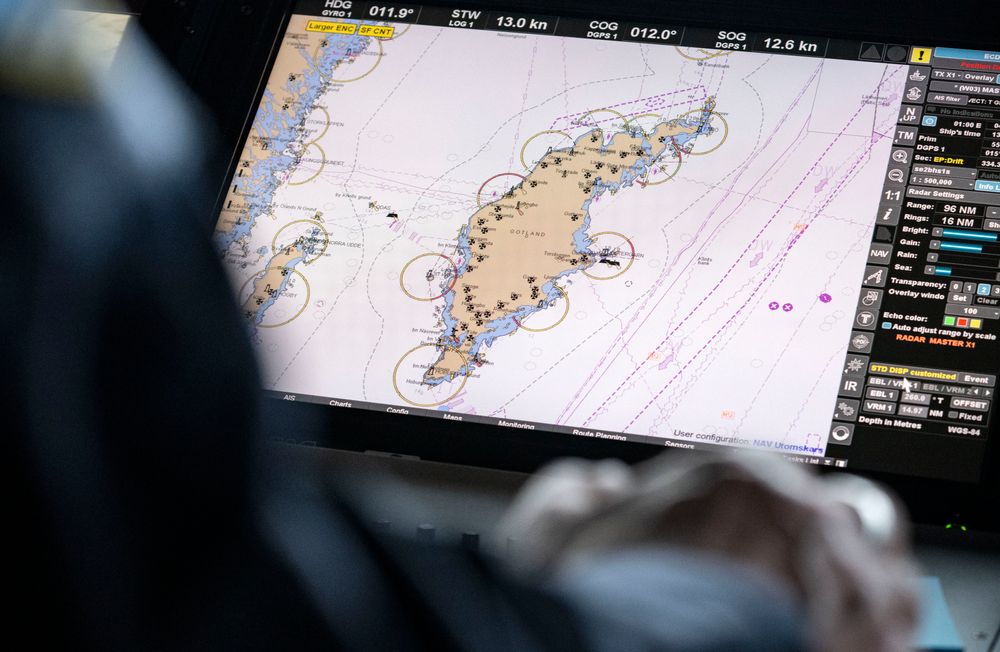 Mannskapet på det svenske patruljefartøyet HMS Carlskrona studerer et sjøkart under operasjonen «Baltic Sentry», som skal beskytte undervannskabler i Østersjøen etter at en rekke kabler er blitt ødelagt av skipsankre. Denne helgen er man spesielt på vakt.