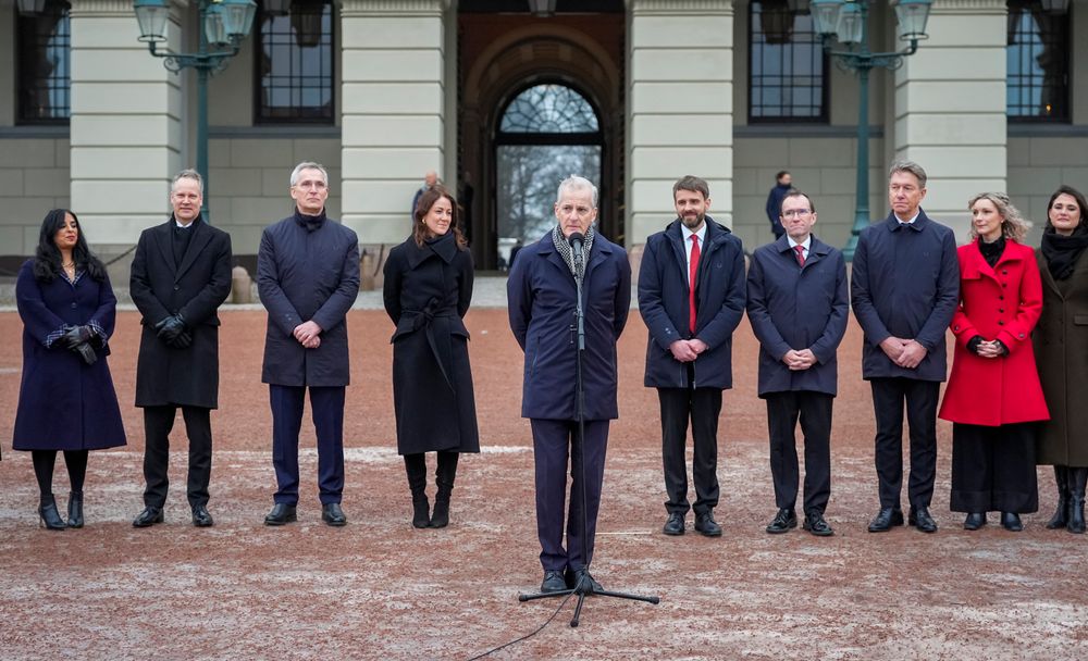 Ap vil utrede kjernekraft og sier nei til nye hybdridkabler. Her er statsminister Jonas Gahr Støre foran sin nyutnevnte regjering på Slottsplassen etter statsrådsmøte på Slottet forrige uke.