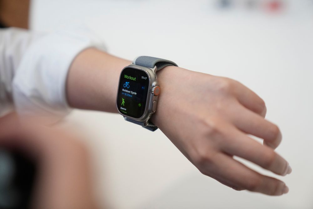 Såkalte «wearables», som inkluderer smartklokker og treningsarmbånd, var vinnere i 2023, men i 2024 raste salget med 28 prosent. Det bidrar til salgsnedgang for elektronikkbransjen. 