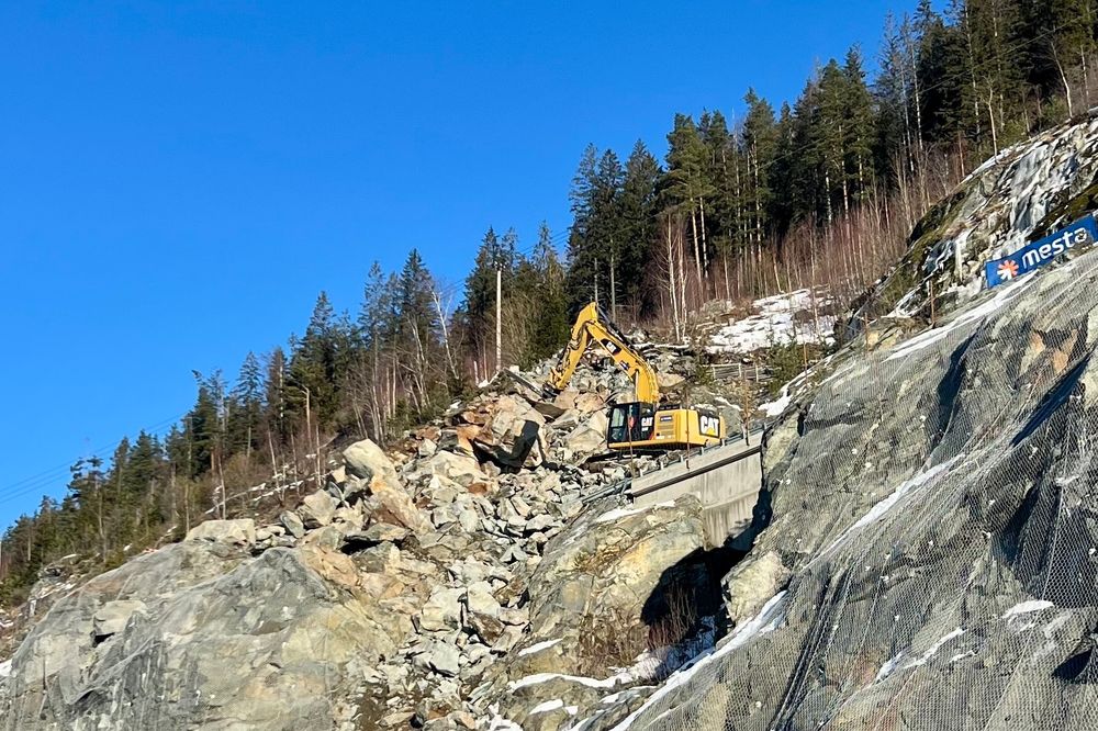 Entreprenøren er i gang med skredmassene rundt skogsbilveien over E6 ved Morskogen nord for Minnesund. Bildet er tatt tirsdag 11. februar.