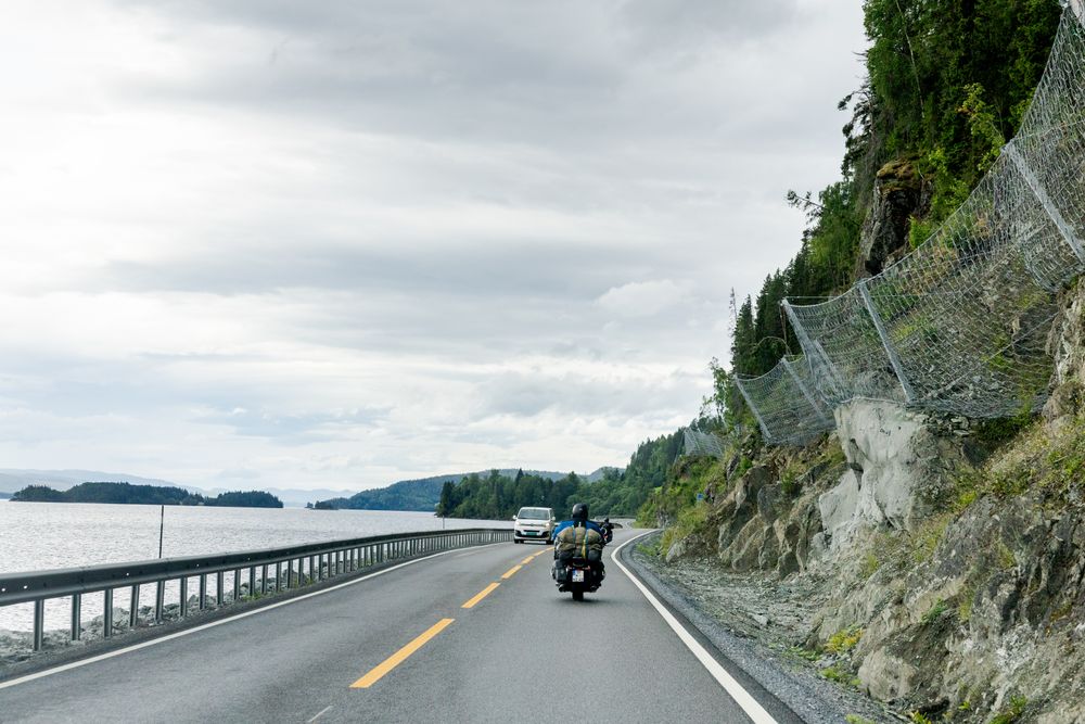 E6 ved Langnesberga langs Snåsavatnet i Trøndelag. I 2023 ble det montert 700 meter med steinspranggjerder over veien.