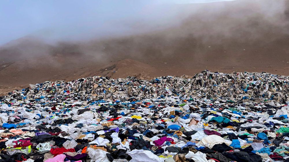 Vi må produsere klær som tåler å bli brukt år etter år og som ikke blir til søppel andre steder i verden, skriver spaltist Silje Skjelsvik. Bildet viser tekstiler som er dumpet i Atacama-ørkenen i Chile.