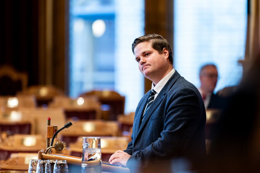 − I dag er vi helt prisgitt hva de kommersielle leverandørene tar i pris, sier Tobias Drevland Lund (R). Her i en muntlige spørretime på Stortinget.