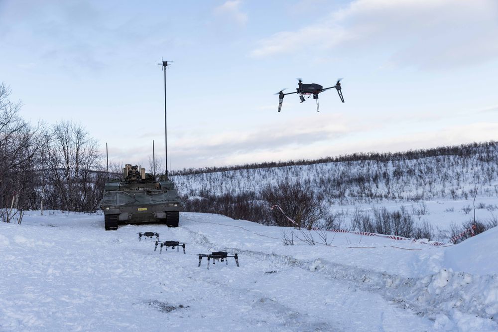Morgendagens kampenhet og Combat Lab flyr dronesverm styrt fra ombygd CV90 stormpanservogn. Nytt regelverk skal gjøre slik testing mye enklere gjennom godkjenning av organisasjoner i stedet for spesifikke produkter.