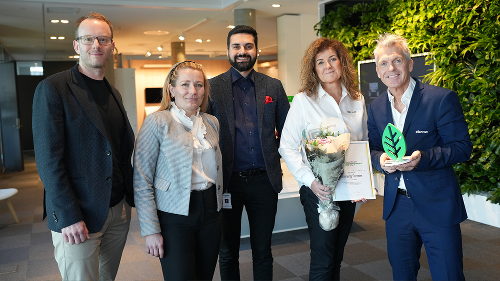 På Schneider Electric Innovation Hub i Oslo, fra venstre: Fra Schneider Electric Geir Arne Erikstad, VP Home & Distribution i Schneider Electric Norge, Stine Fet, Salgssjef elektrikere, Deepesh Sharma, Key Account Manager elektrokjeder og fra Elkonor Turid S. Ødegård, markedssjef og Bård Espen Hansen, administrerende direktør. <i>Foto:  Schneider Electric</i>