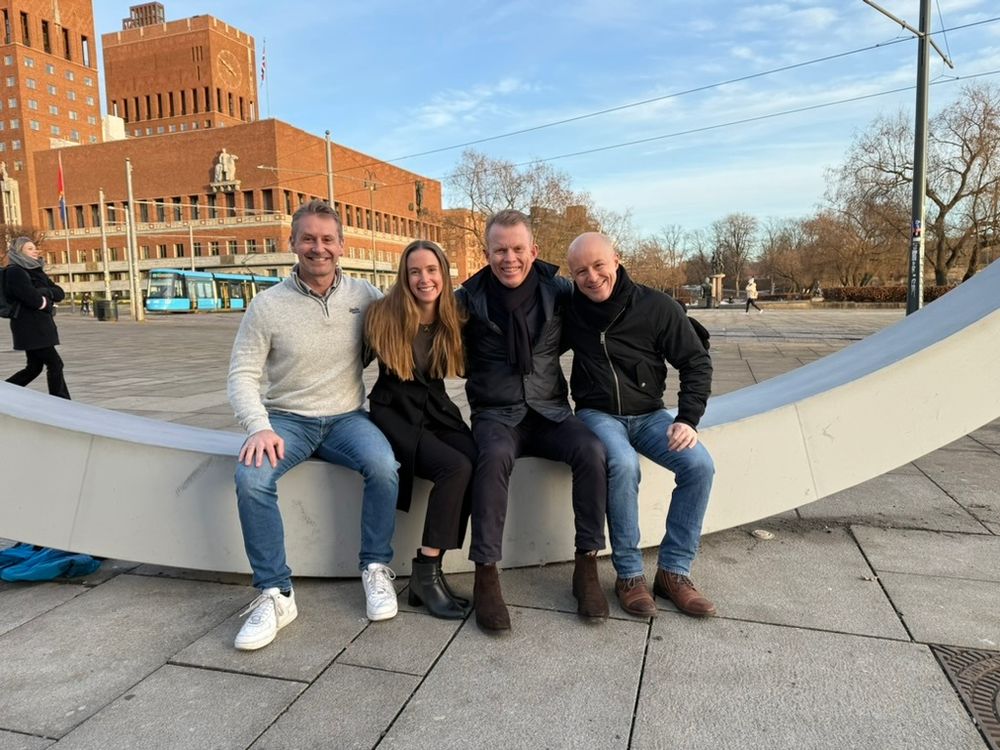 Disse planlegger å arrangere to telekonferanser per år: Daglig leder Jørn Slåtten, Karoline Johnsen, styreleder Erik Villum og Varog Kervarec i Tech Media.