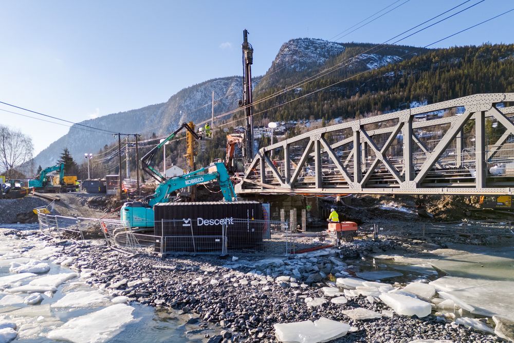 Tirsdag fortsatte Bane Nor arbeidet med å spunte langs søndre landkar på Otta bru. Først nå kan stabiliseringen og gjenoppbyggingen av landkaret begynne. 