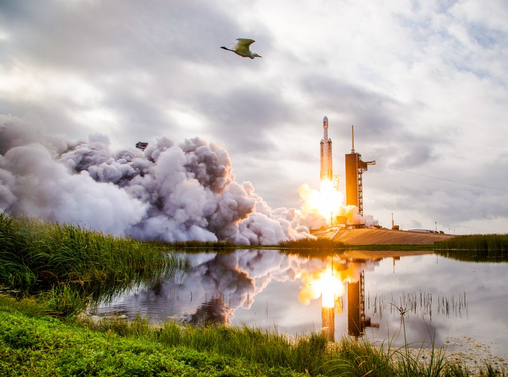 En SpaceX Falcon Heavy-rakett på vei til en asteroide. Spekulasjonene går nå om Nasa dropper bemannede ferder til månen før de begir seg til Mars