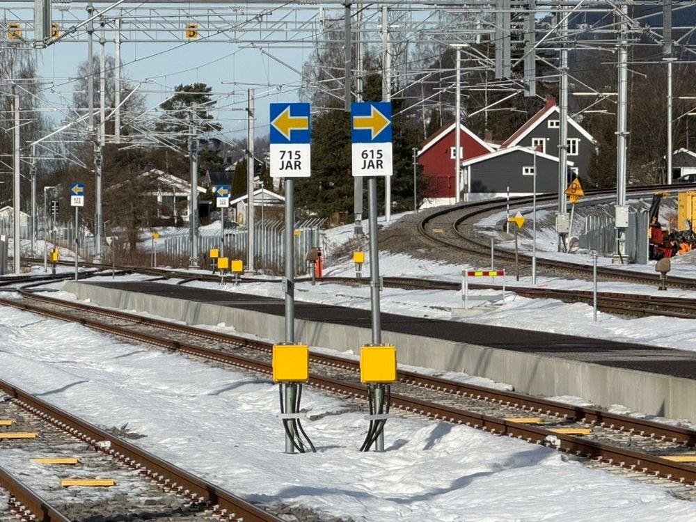 Borte er de gamle signalene. I ERTMS-systemet er funksjonen flyttet inn i cockpiten til togfører. 