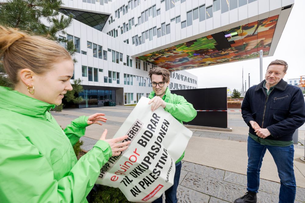 Greenpeace Norge sendte inn tips til Forbrukertilsynet om at de mente Equinor bryter Åpenhetsloven. Nå har Forbrukertilsynet konkludert. Fra venstre: Juni Haugan Holden, Andreas Randøy og Frode Pleym fra Greenpeace. 