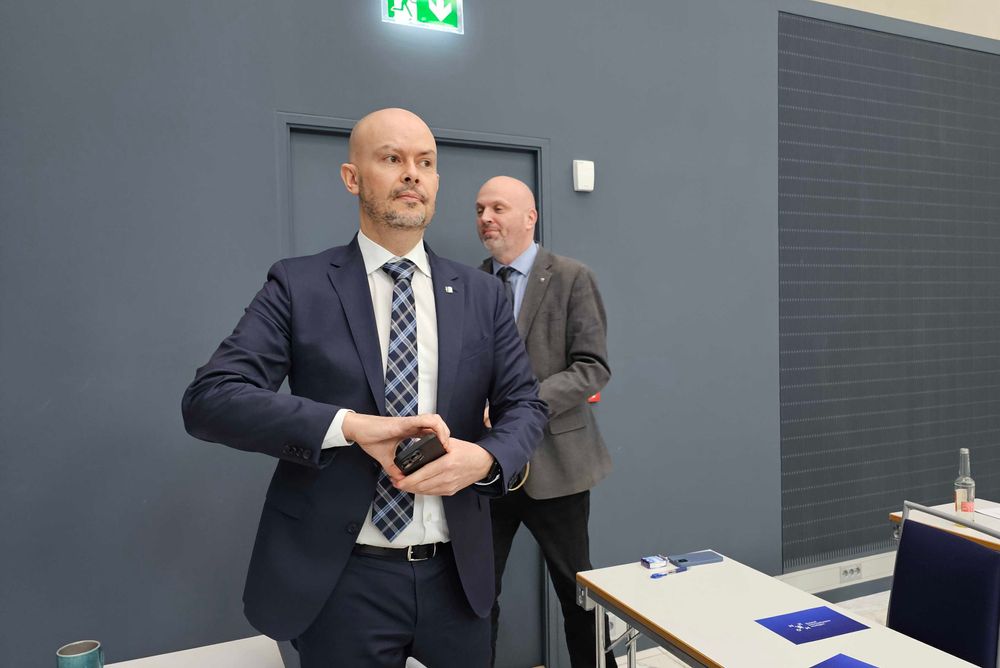 Fra venstre: Direktør John-Eivind Velure i Nasjonal kommunikasjonsmyndighet (Nkom) og sikkerhetsdirektør Svein Sundfør Scheie i Nkom på vei inn i pressekonferansen torsdag klokken 11.30.