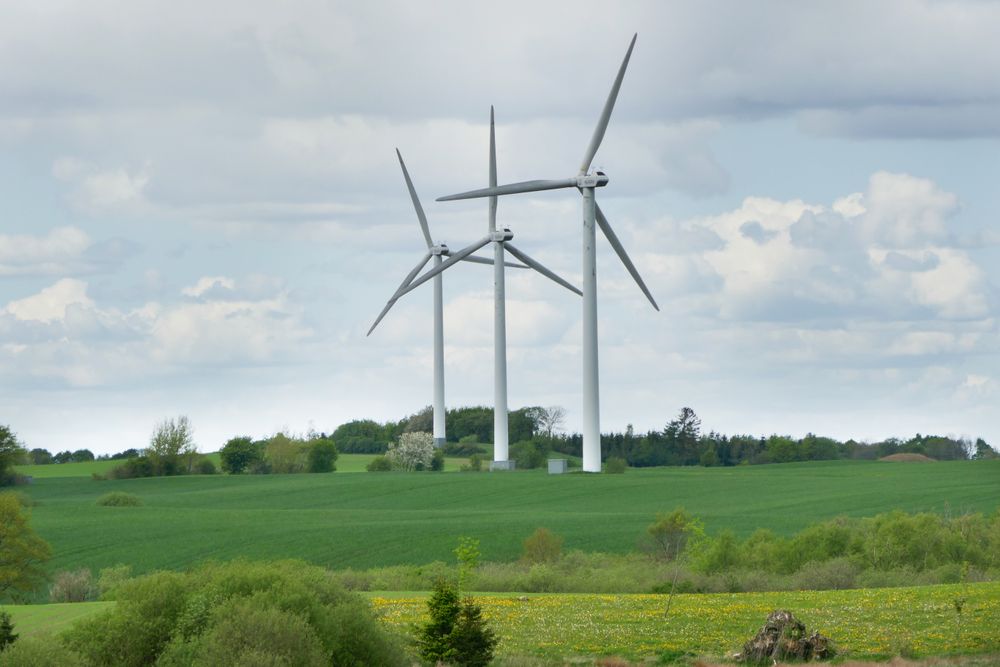 Det går sakte med utbygging av vindkraft i EU, og det er landbasert vindkraft som dominerer.