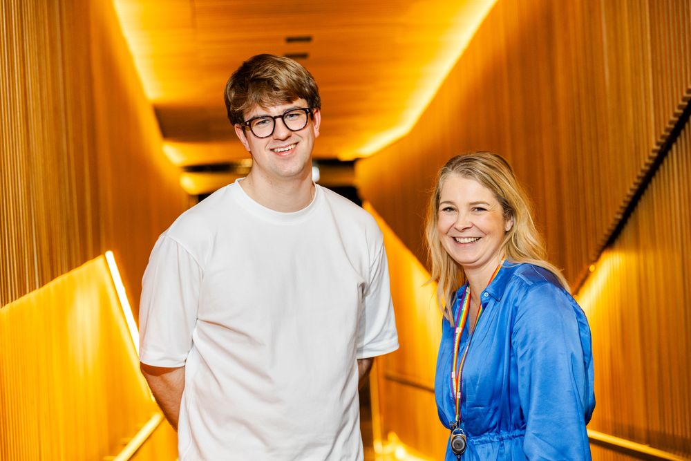 Henrik Skaanes Steigård og Cornelia Bjørke-Hill jobber i Microsoft Norge, som henholdsvis Customer Success Account Manager og kommunikasjonsdirektør. Bildet er tatt tidligere i år i forbindelse med en sak om nyansatte.