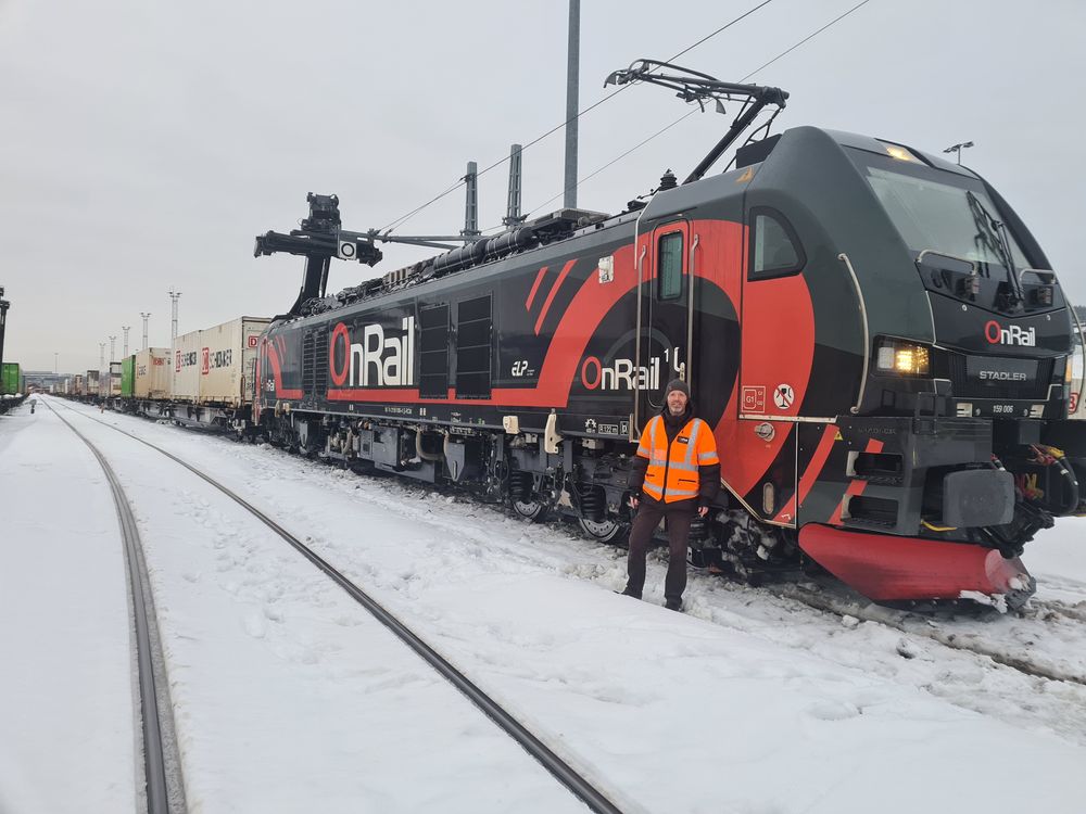 Henning Aandal, daglig leder i godstogselskapet Onrail, foran et av selskapets tog, EuroDual. Selskapet tapte nærmere 20 millioner kroner etter at Otta bru ble stengt i nesten tre måneder.