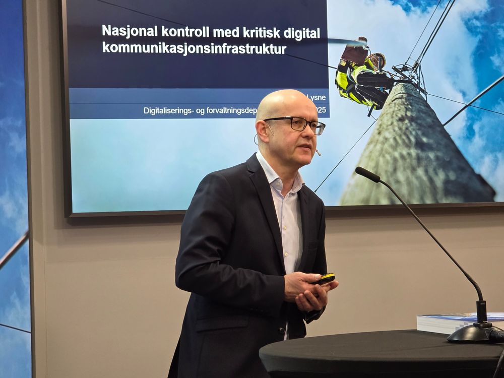 Olav Lysne presenterer rapporten om nasjonal kontroll med kritisk digital infrastruktur fredag 28. februar. 