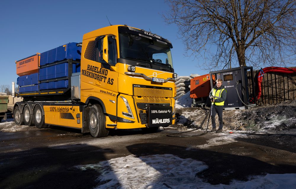 Anleggsleder Anders Backe i Hadeland Maskindrift med den elektriske saltebilen som firmaet tester ut i Oslo.