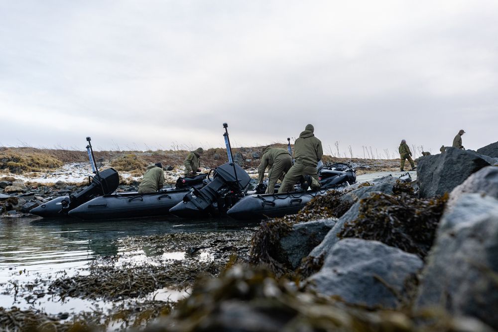 Kystjegerkommandoen deltar i øvelsen Joint Viking 2025. Her forbereder en patrulje seg på å operere under øvelsen.