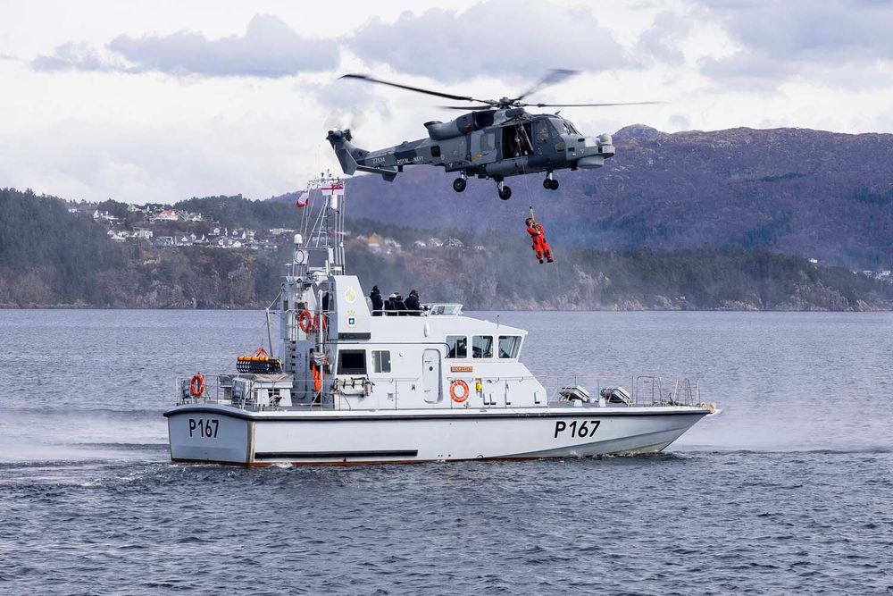 Et AW159 Wildcat-helikopter under øvelse Tamber Shield i fjordene utenfor Bergen i 2024. Nå skal de øve før Marinen sender en fregatt på et åtte måneders britisk oppdrag til Stillehavet.