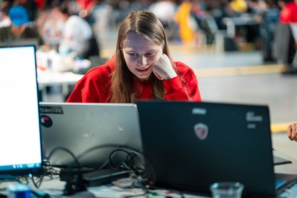 Mina Johanne Heier studerer sikkerhet og datakommunikasjon på Norges teknisk-naturvitenskapelige universitet i Trondheim. Et programmeringskurs som barn tente motivasjonen. 