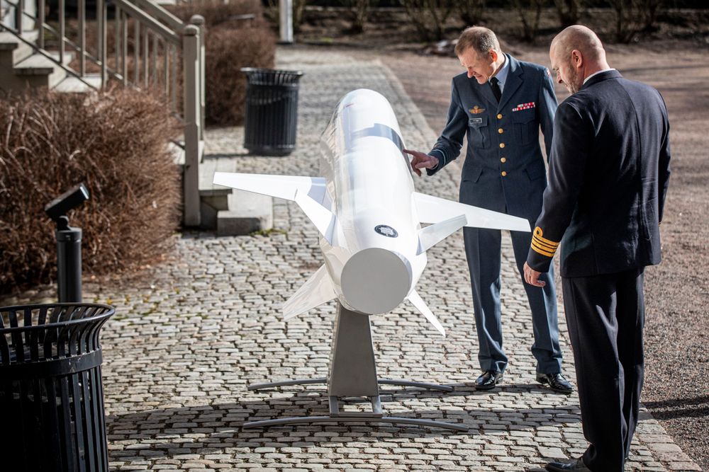 Sjefen for danske Forsvarsministeriets Materiel- og Indkøbsstyrelse, Per Pugholm Olsen, og den danske fregattsjefen Frank Jensen, studerer en modell av et Naval Strike Missile hos Forsvarsmateriell i Oslo.