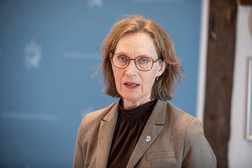 Gro Jære, sjef for Forsvarsmateriell, forsvarer praksisen med å betale konsulenter fra budsjettet som egentlig er satt av til nytt forsvarsmateriell. (Arkivfoto)