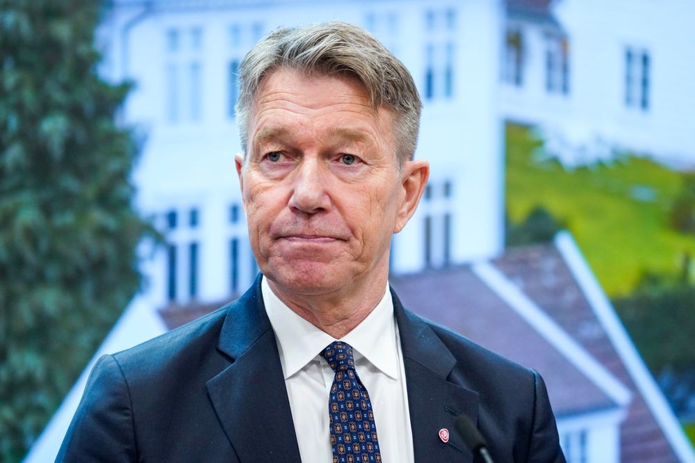 Energiminister Terje Aasland (Ap) legger fram detaljene om norgespris på en pressekonferanse mandag. 