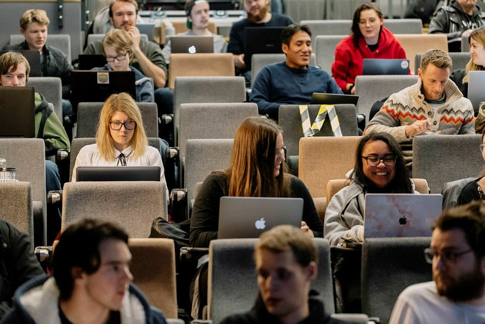 IT-studier er et like trygt valg nå som for fem år siden, mener Abelia. Her studenter ved Høyskolen Kristiania.