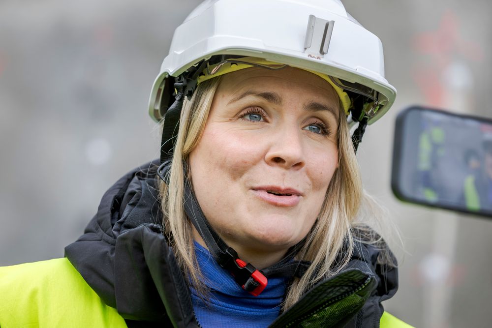 Byråd for miljø og samferdsel i Oslo, Marit Kristine Vea, på en av byggeplassene til Fornebubanen.