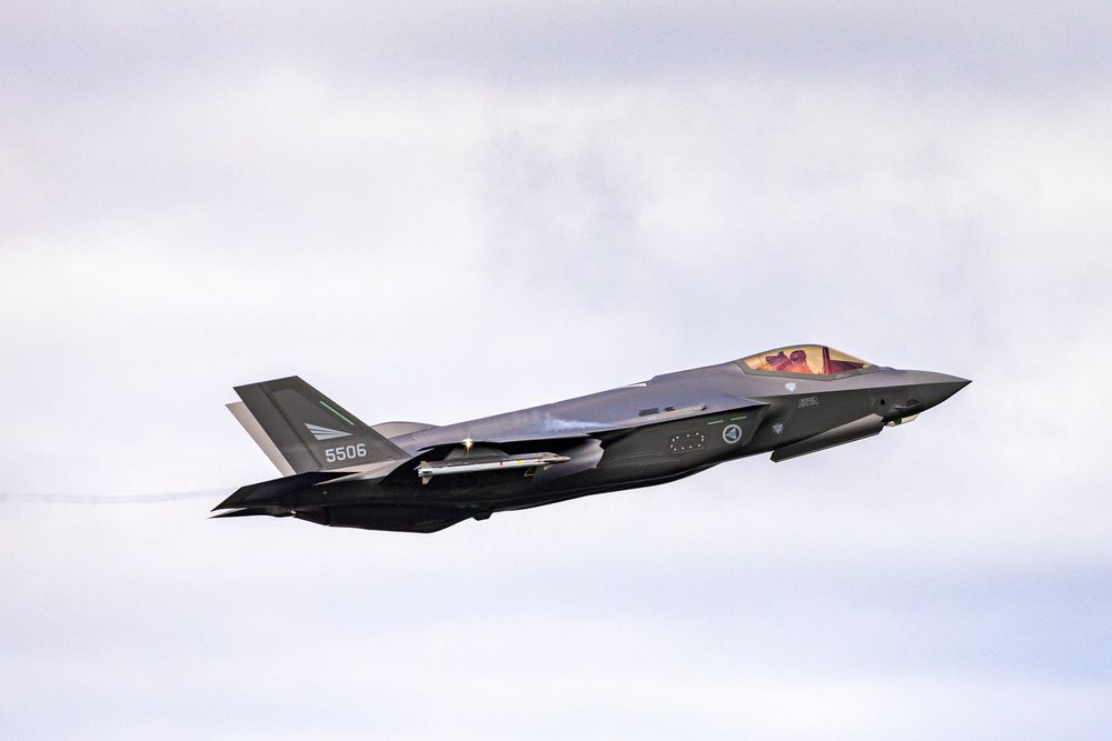 Et norsk F-35 over Ørland flystasjon. Det finnes ingen kjent mekanisme som tillater USA å  «skru av» flyene, men i teorien kan de stanse tilgang til systemer som holder F-35 oppdatert.