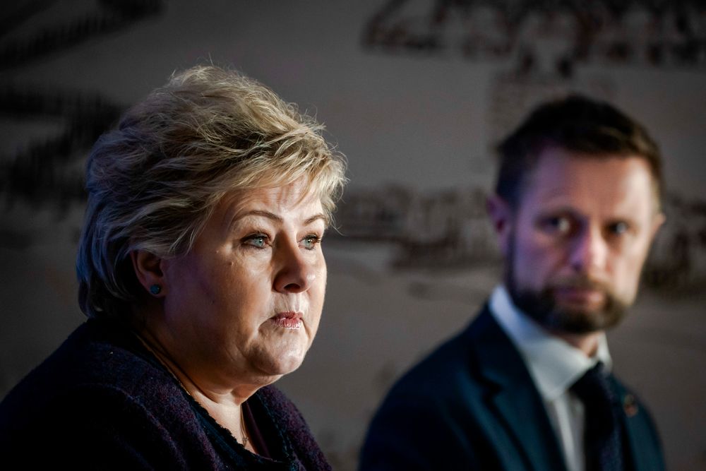 Statsminister Erna Solberg (H) og helse- og omsorgsminister Bent Høie (H) hadde daglige, som regel TV-sendte, pressekonferanser for å oppdatere nordmenn om status i beredskapen mot pandemien. Bildet er fra 24. mars 2020.