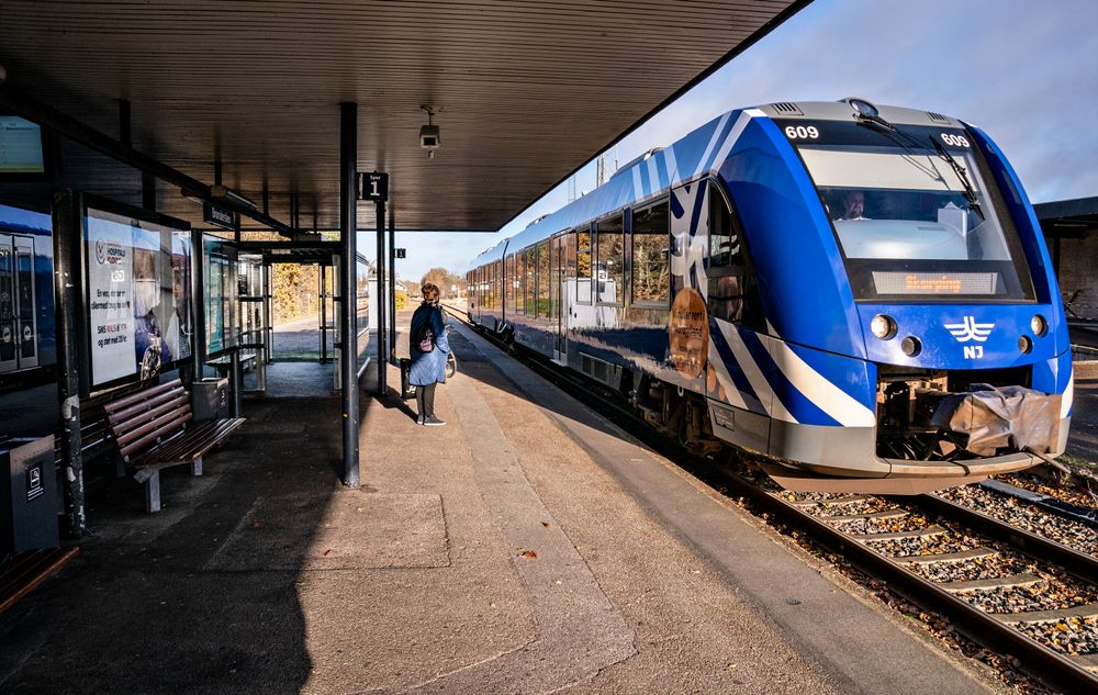 En rekke danske tog bruker fortsatt gamle signaler. Det koster dyrt. Bildet er fra Hjørring på Jylland.