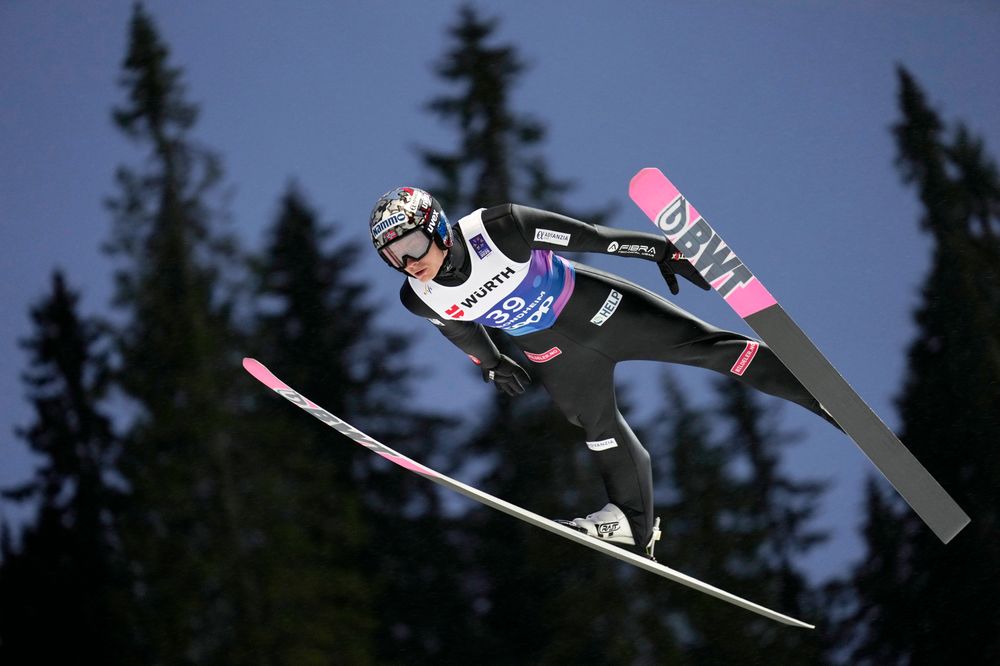 Marius Lindvik hopper til gullmedalje i normal bakke under ski-VM i Granåsen. Etter storbakkerennet der han tok sølv, ble han disket fordi støtteapparatet hadde sydd om hoppdressen.