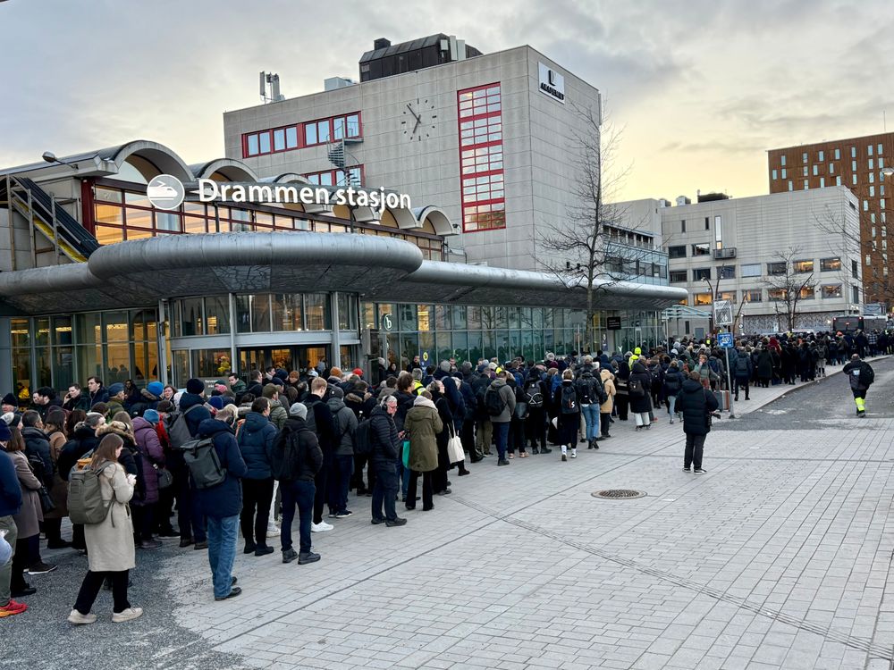 Torsdag morgen var det kaos igjen, blant annet her på Drammen stasjon. Gjentatte signalfeil fører fremdeles til hyppige problemer for jernbanen. 