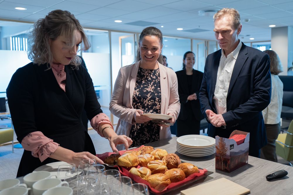 Karianne Tung, Liv Dingsør og Jon Atle Gulla fikk oppvartning av Navamedic under lanseringen av ekspertgruppa.