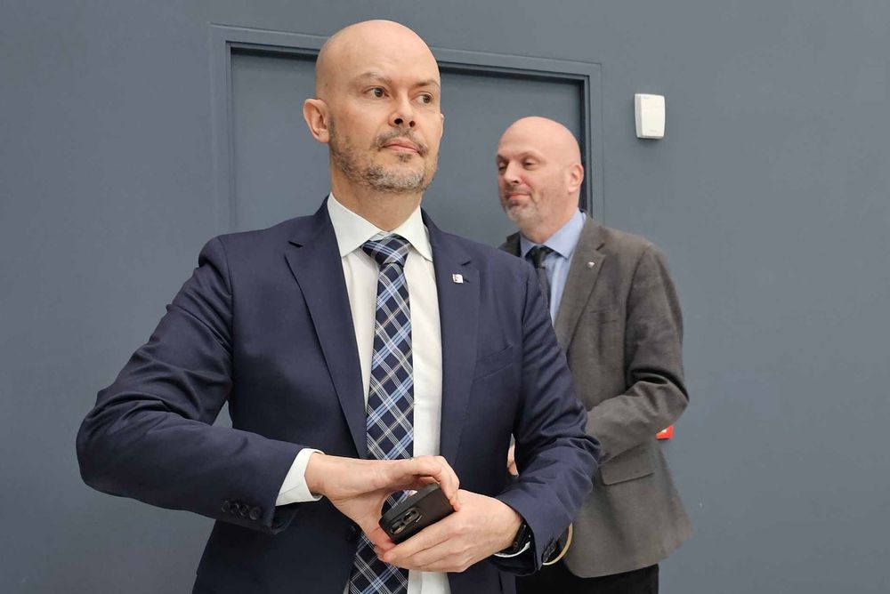 Fra venstre: Direktør John-Eivind Velure og sikkerhetsdirektør Svein Sundfør Scheie i Nasjonal kommunikasjonsmyndighet (Nkom) på pressekonferansen der de kunngjorde gebyret på 50 millioner kroner til Telenor.