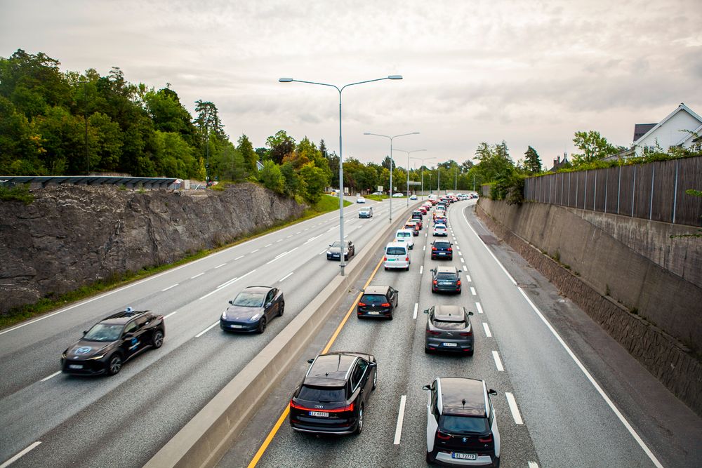 Høyre vil heve maks tillatt fartsgrense fra 110 til 120 kilometer i timen. Bildet viser et mer saktegående øyeblikk på E18 i Bærum i Akershus.