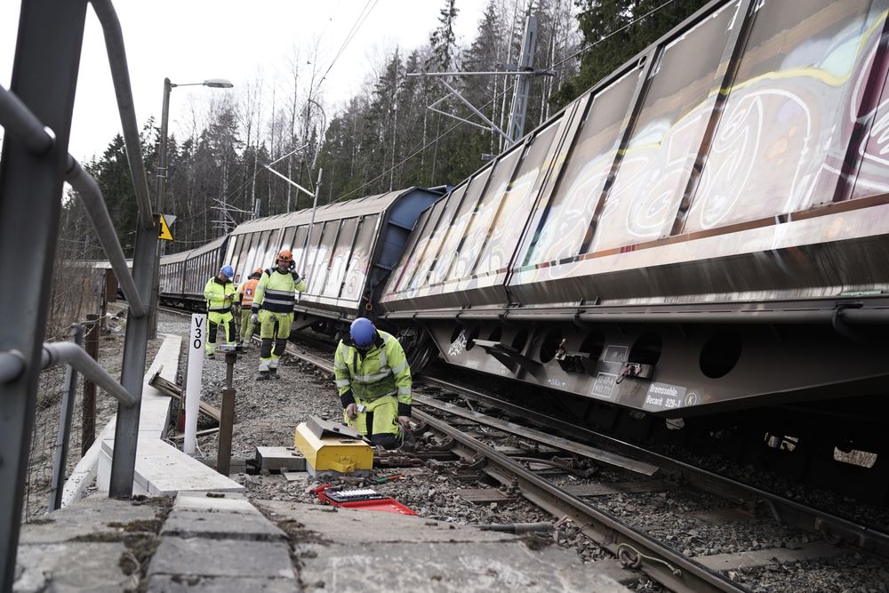 To vogner sporet av ved Hønefoss stasjon i mars. Forsyningslinjene blir mindre sårbare om man kan dele data på tvers av transportmåter, skriver innleggsforfatteren.