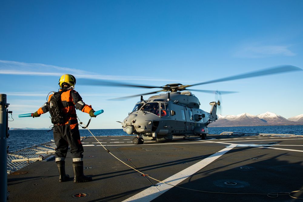Et NH90-helikopter om bord på fregatten Fridtjof Nansen i 2020, to år før kontrakten ble hevet.