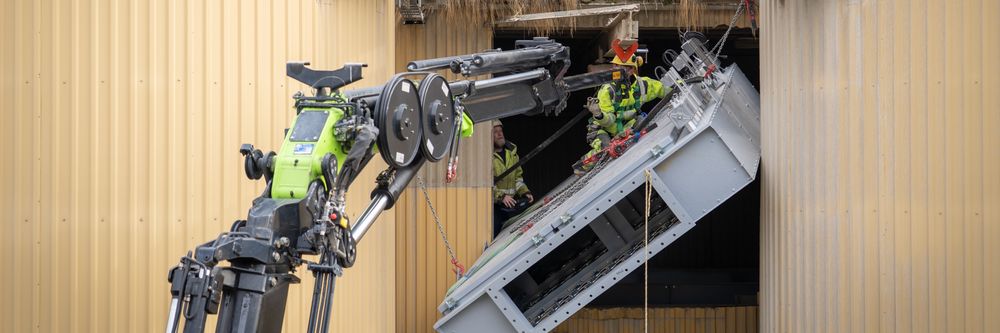 Store moduler måtte heises og manøvreres gjennom trange åpninger. <i>Foto: TUM Studio</i>