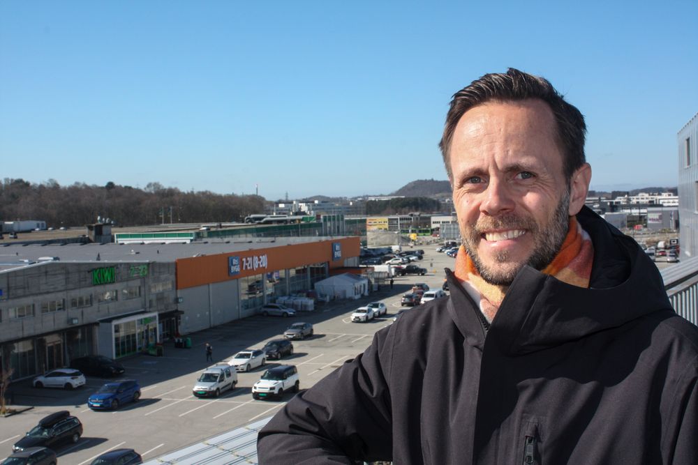 – Mange sitter på gjerdet og venter på hva delingsordningen vil innebære, sier Ronny Fiuren. Han anslår at solcelleanlegg på alle tak på Forus samlet vil kunne oppnå samme effekt som et stort vannkraftverk.
