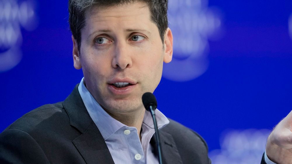Open AI, her ved sjef Sam Altman, gjør GPT-5 rundere i kantene etter store protester fra brukerne.