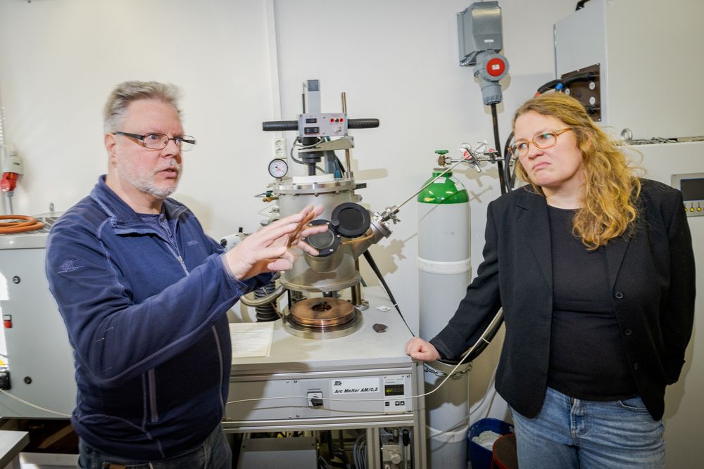 Ragnhild Hancke, her sammen med kollega Christoph Frommen, på magnetlaboratoriet til Ife.