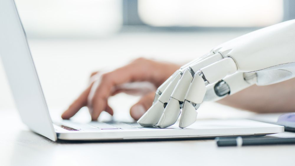 Nettroboter har hatt en vanvittig fremvekst takket være kunstig intelligens, peker en ny rapport på.