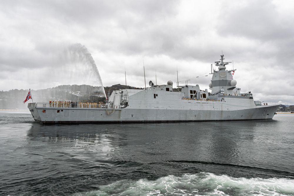 En av de store utgiftspostene er nye fregatter. Her seiler KNM Roald Amundsen seiler ut fra Haakonsvern. Fregattene i Nansen-klassen skal byttes ut med Type 26-fregatter fra britiske BAE Systems.