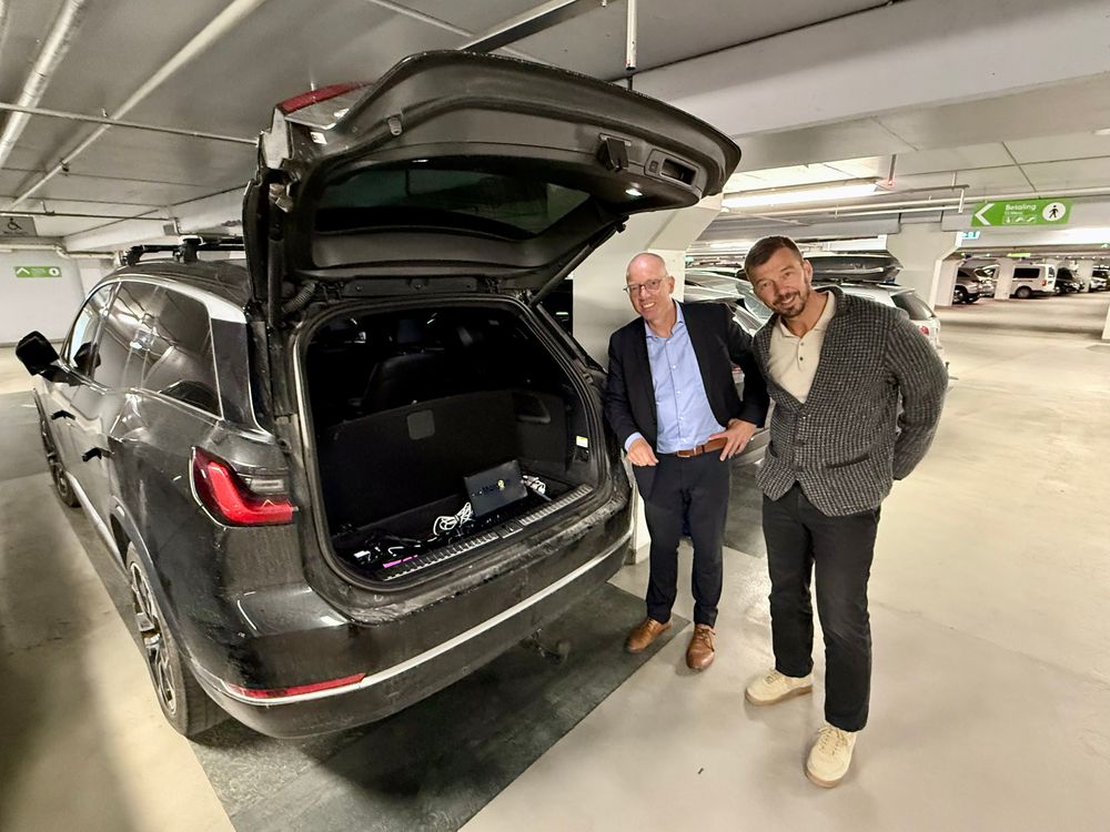 Tore Indstøy (t.v.) leder Telenors avdeling for risikostyring og trusselvurdering. Han kjøpte selv kinesisk elbil for å kartlegge omfanget av dataoverføring. Her sammen med spesialrådgiver Arild Tjomsland ved USN.   