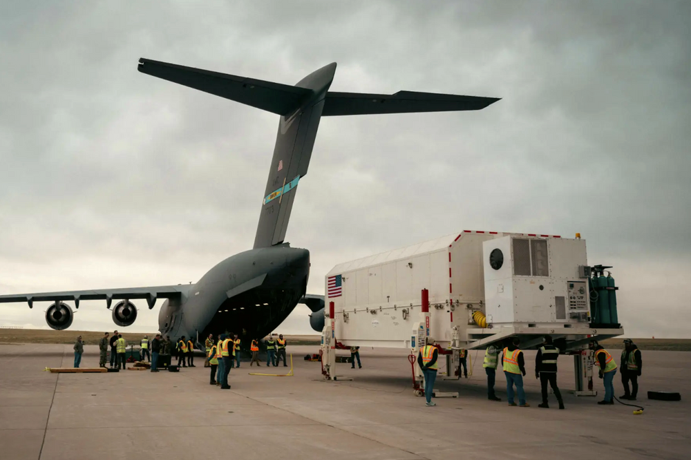 En GPS-satellitt fra Lockheed Martin lastes for transport til sin oppskytningsplass i Florida. Satellitter er viktige for militær aktivitet.