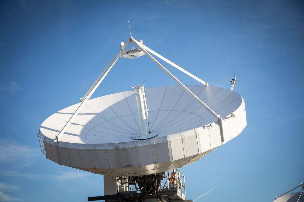 En antenne ved Forsvarets satellittstasjon på Eggemoen.