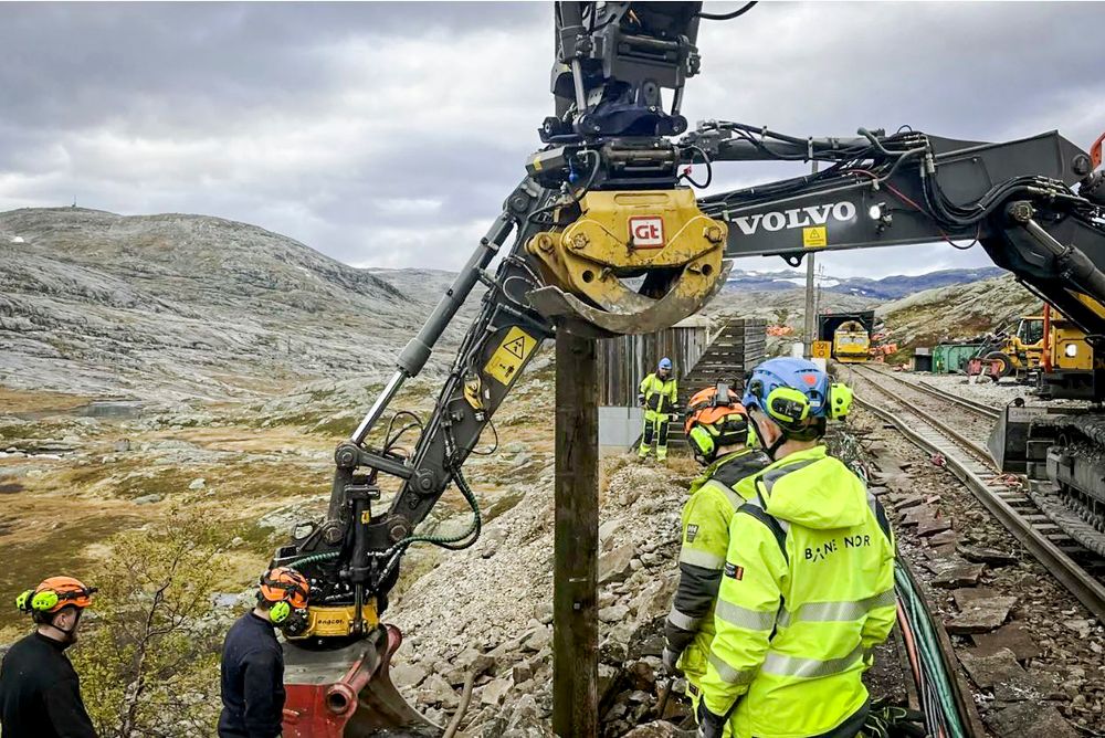 I oktober begynte det å brenne i dette snøoverbygget på Bergensbanen.
