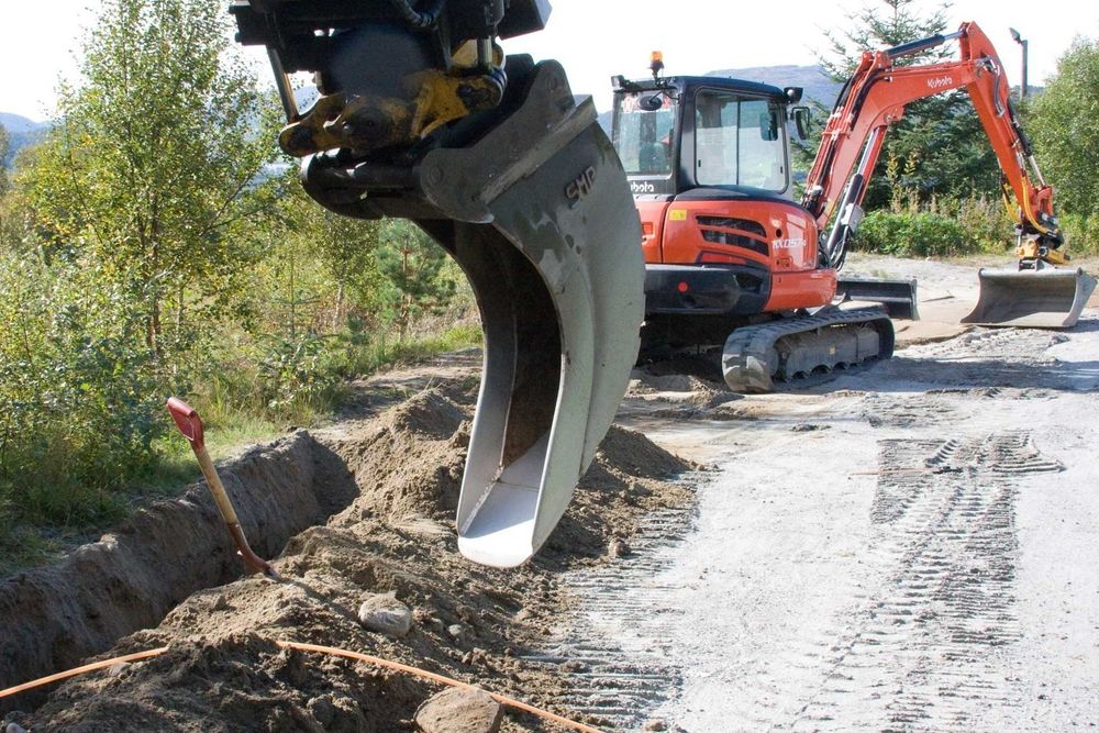 NTE har bygd fiber til 80.000 husstander i Trøndelag. På 20 år har det kostet tre milliarder kroner, men fortsatt er det husstander uten fiber i fylket. Bildet er fra en utbygging i et boligfelt på Kolvereid.